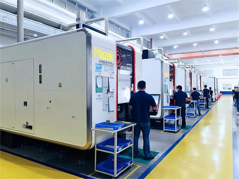 Gestor industrial brasileiro analisando planilha de custos de importação de máquinas da China em escritório moderno