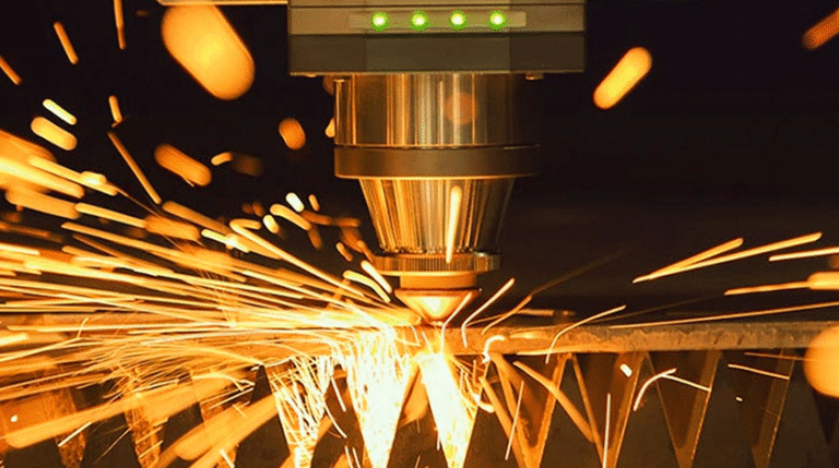 Técnico inspecionando cabeçote de corte laser durante manutenção preventiva em fábrica brasileira